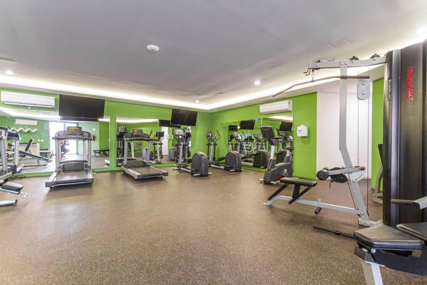 Luxury Condo, 1br 1ba, 200mb, Gym Sauna Cinema *