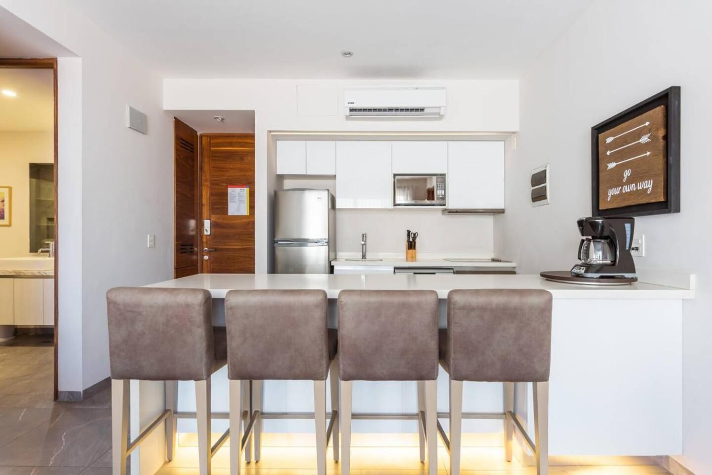 Luxury Condo, 1br 1ba, 200mb, Gym Sauna Cinema