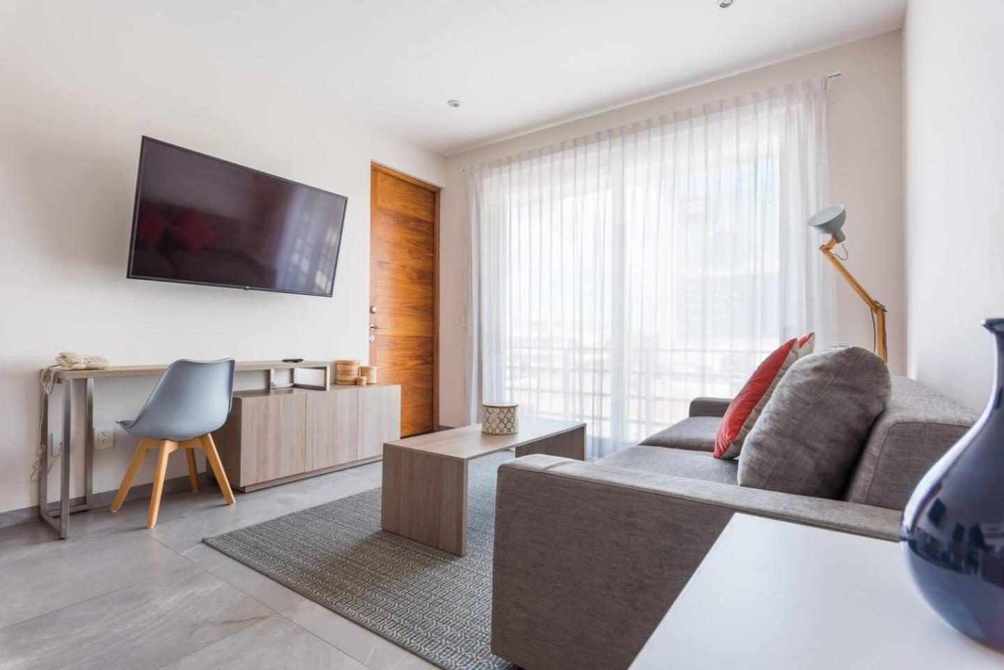 Luxury Condo, 1br 1ba, 200mb, Gym Sauna Cinema